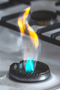 孔摄影照片_煤气炉上的孔有火焰的煤气燃烧器，特写