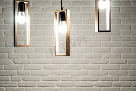 白色砖墙背景上的三盏灯。