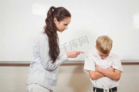 学术汇报摄影照片_老师惩罚大胆的学生