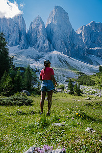 盖斯勒阿尔姆 (Geisler Alm)，意大利多洛米蒂山脉，在意大利多洛米蒂山脉的 Val Di Funes 山脉徒步旅行，盖斯勒普埃兹自然公园与南蒂罗尔的盖斯勒阿尔姆 (Geisler Alm)