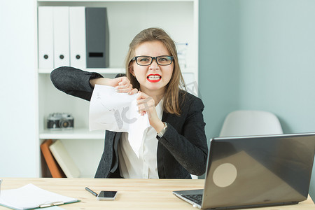 压力、办公室、歇斯底里、人的观念 — 咄咄逼人的女性，在办公室做很多工作