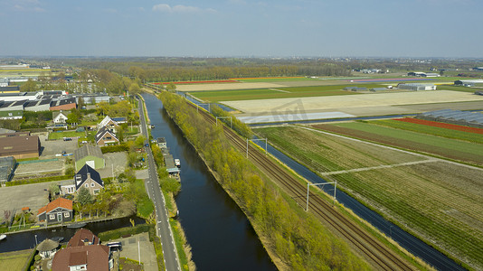 荷兰村庄、运河、铁路和郁金香球茎田的鸟瞰图