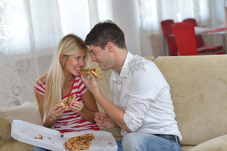 夫妇在家吃披萨