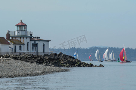 帆船比赛摄影照片_西点灯塔与背景帆船比赛