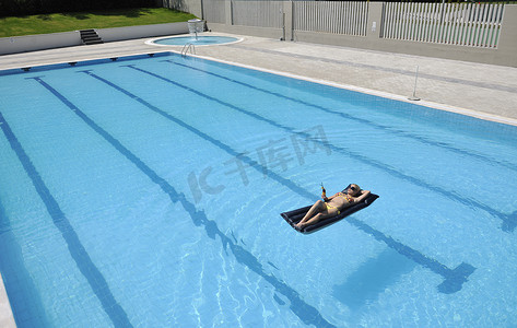 度假村摄影照片_美丽的女人在游泳池里放松