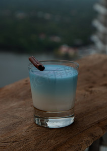 花背景奶茶摄影照片_一杯来自蝴蝶豌豆植物（clitoria）干花的蓝色抹茶拿铁茶或蝴蝶豌豆花奶茶拿铁。