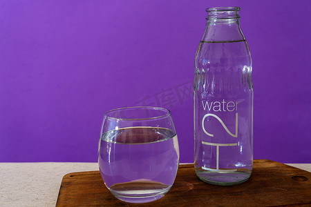 玻璃烧杯和瓶子装满纯净水。