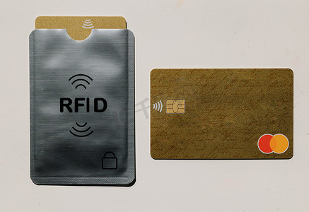 库存记录摄影照片_简单信用卡与带有 RFID 保护盒的卡的比较。 