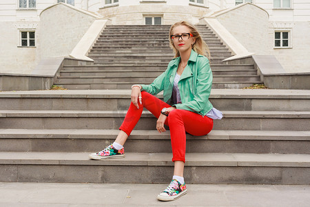 欧洲美女摄影照片_坐在台阶上的戴眼镜的欧洲美女肖像