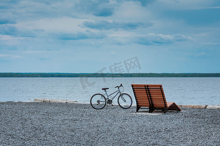 海滩长凳附近的自行车复古风格的照片。