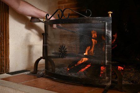 防火摄影照片_客厅的法式旧壁炉着火