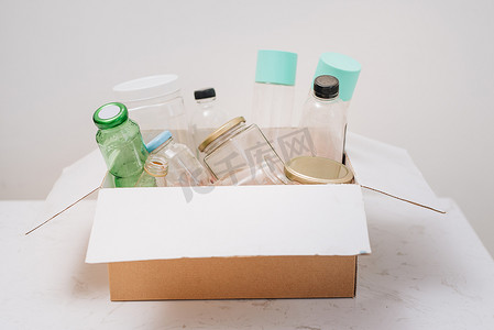 塑料瓶回收箱摄影照片_回收运输箱中的塑料瓶。