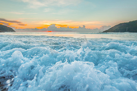 海浪汹涌摄影照片_夕阳下汹涌的海浪