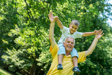 开心男孩摄影照片_爷爷和孩子在公园玩得很开心