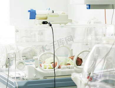 医院保温箱中的新生婴儿