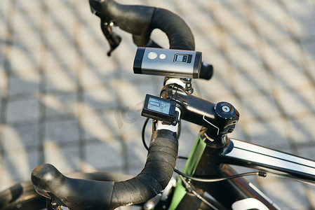 专业自行车车把及设备和配件的特写镜头