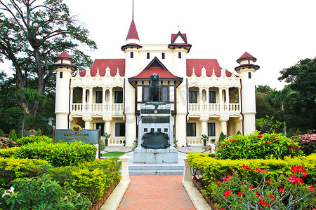 萨南钱德拉宫 (Sanam Chandra Palace) 的 Chali Mongkol 体式