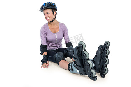 直排溜冰鞋摄影照片_穿着直排轮溜冰鞋放松的运动女人