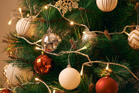 绿色房间摄影照片_模糊、闪闪发光和童话背景的装饰圣诞树