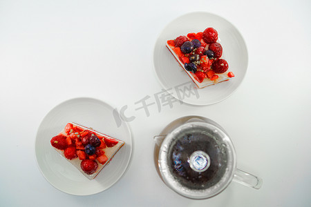 莓茶摄影照片_水果提拉米和茶图片