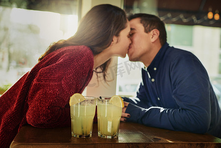 横扫一切摄影照片_突然间，一切都变得有意义了……拍摄的是一对年轻男女在咖啡店进行浪漫约会的照片。