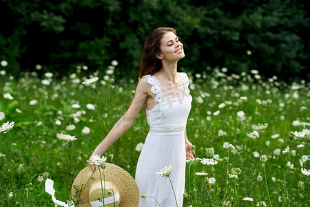 穿着白色连衣裙帽子的女人自然田野花