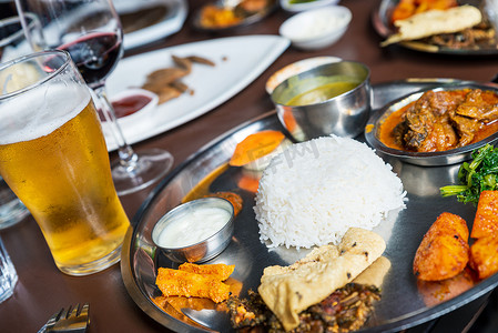 餐厅里的传统尼泊尔塔利