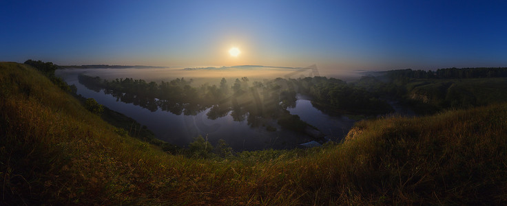 在河上的有雾的日出在夏天广角全景。