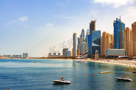 住宅区摄影照片_迪拜朱美拉海滩住宅区的海滩全景