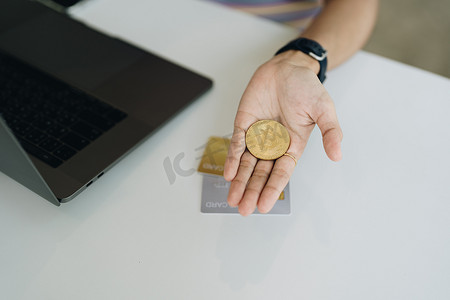 加密货币是数字货币，女性手持可用于计算机的比特币来投资来自未来数字或想象世界的资产。 