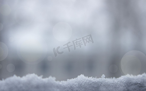 雪海报摄影照片_冬天横幅与雪和模糊的背景。