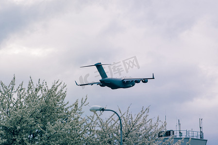 军事机场摄影照片_大灰色飞机从机场起飞。