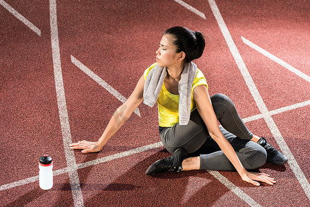 女子短跑运动员在冲刺前做热身运动