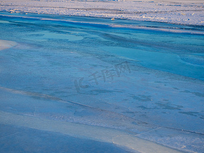 厚实摄影照片_冰冻河流厚实冰层中的裂缝网络