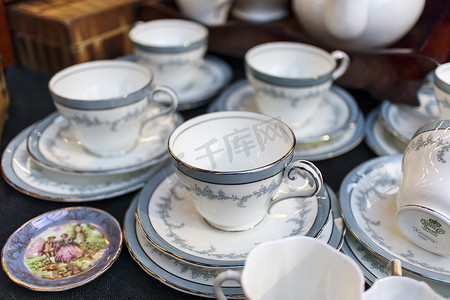 千秋伟业百年风华摄影照片_斯皮塔佛德跳蚤市场上有百年历史的玫瑰蓝茶具