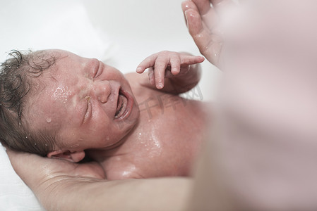 刚出生的女婴第一次洗澡