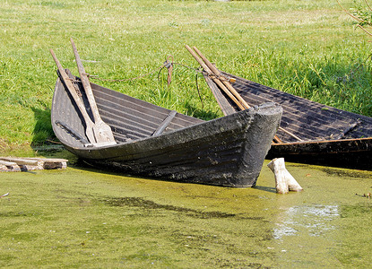 湖上的旧木船