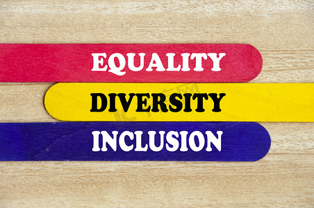 彩色木棍上的平等、多样性和包容性文本 — 商业理念