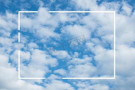 创意春天的天空布局与云彩和白色框架。