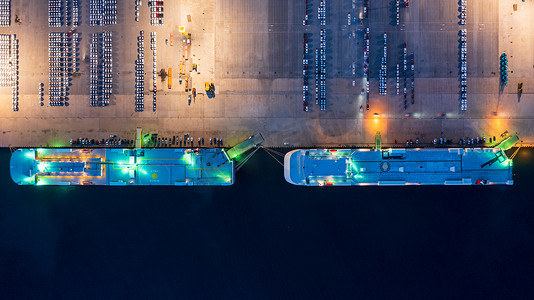 新车在世界各地的进口出口港口排队，汽车和汽车滚装船码头，鸟瞰一排排新车在夜间等待调度和装运。