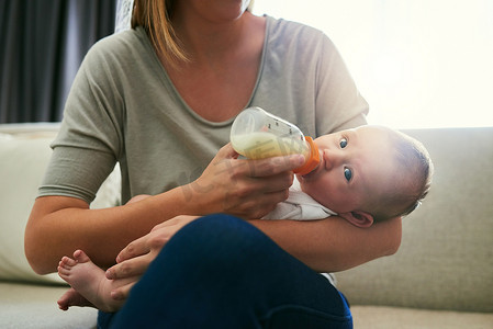 我总是确保我的宝宝喝她的奶瓶。