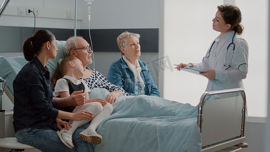 医生向来访的老患者及其家属解释诊断