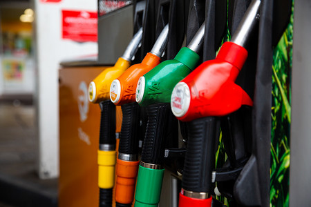 在加油站用汽油和柴油关闭加油机的燃油喷嘴。