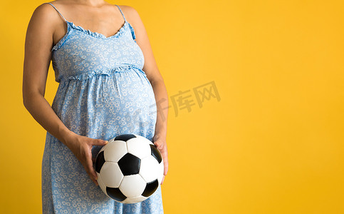母性、女性气质、足球、运动、乳制品、炎热的夏天。