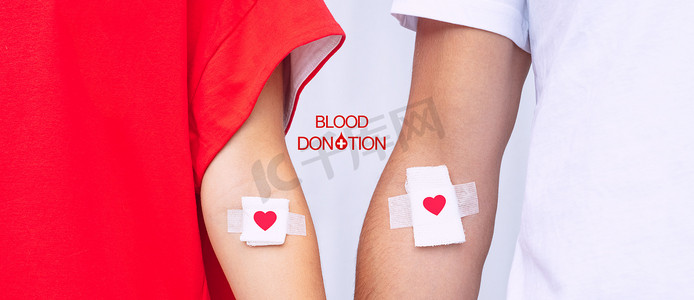 献血者献血后用绷带包扎。