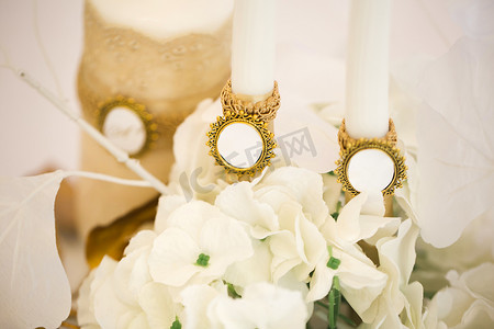 金色婚礼装饰摄影照片_婚礼装饰采用白色和金色风格，配有水晶、蕾丝和鲜花。