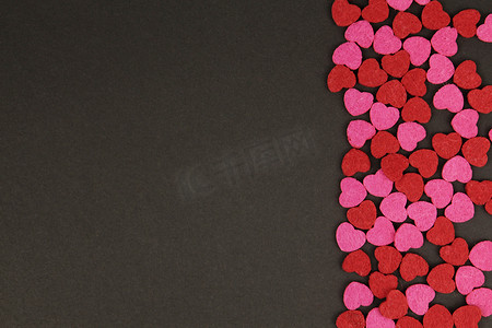 红粉色的心抽象背景，黑色纹理 — 情人节快乐 — 心爱图案