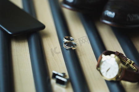 手表配饰摄影照片_新郎的配饰：戒指、手表、袖扣、皮鞋。