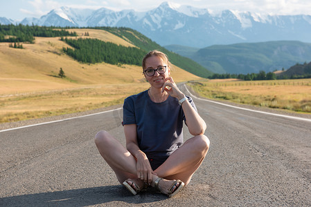 阿尔泰山脉 Chuysky trakt 公路上的女人。