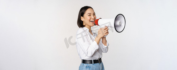 搜索韩国摄影照片_年轻女性、韩国活动家、招聘人员用扩音器尖叫、搜索、对着扩音器大喊、站在白色背景上的形象